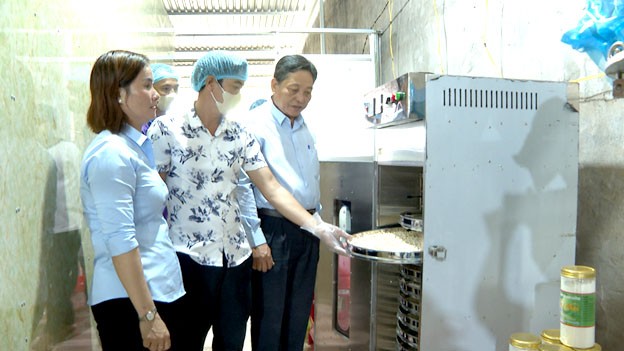 Đại biểu xem máy sấy hạt sen Đại biểu xem máy sấy hạt sen