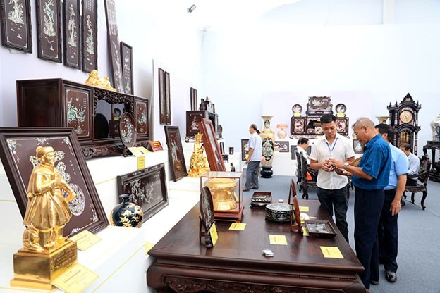 Khách hàng tìm hiểu các sản phẩm thủ công mỹ nghệ tại Trung tâm Hội chợ triển lãm quốc gia (xã Đông Anh, Hà Nội). Ảnh: Đỗ Tâm