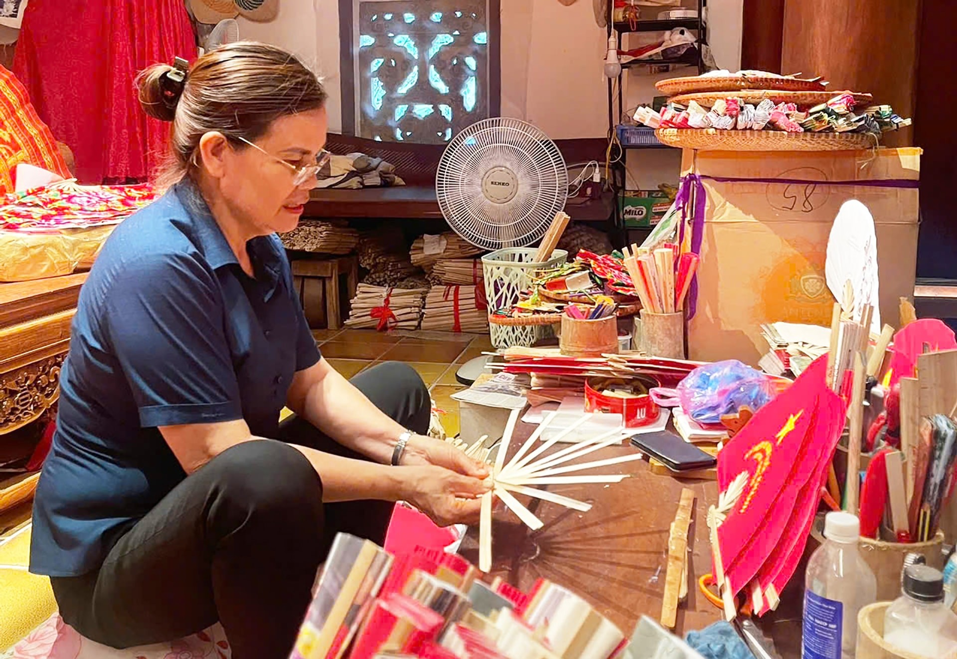 gười dân xã Tây Phương bảo tồn và phát huy giá trị làng nghề làm quạt. gười dân xã Tây Phương bảo tồn và phát huy giá trị làng nghề làm quạt.