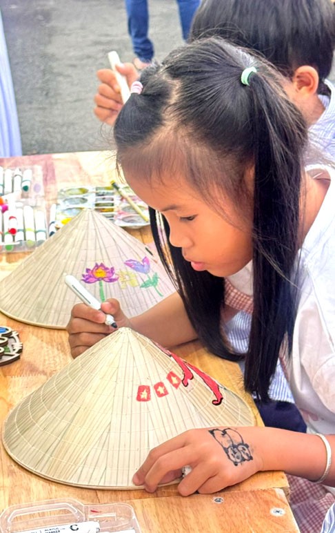 Trải nghiệm trang trí nón lá, xay lúa tại Thảo Cầm Viên Trải nghiệm trang trí nón lá, xay lúa tại Thảo Cầm Viên