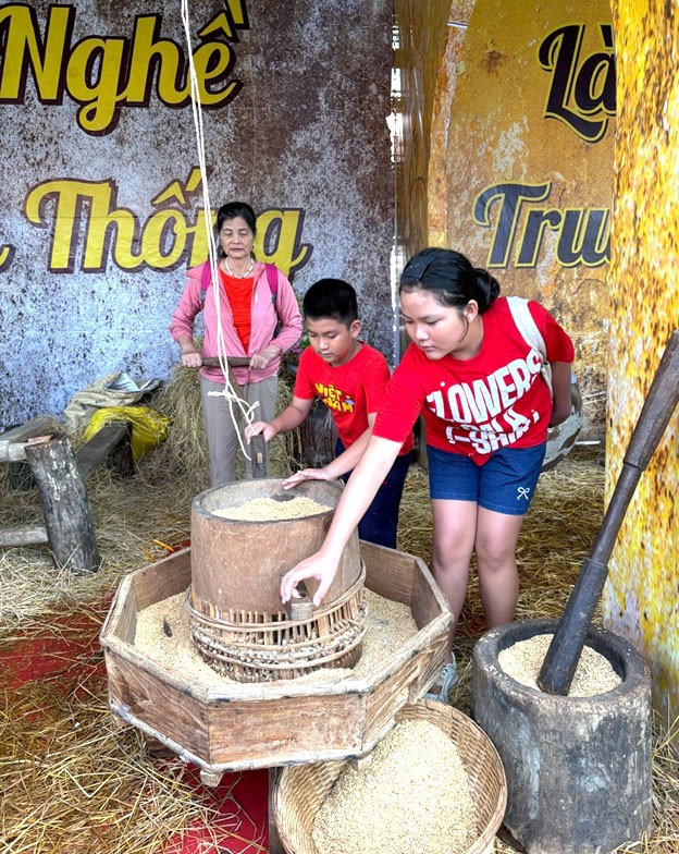 Trải nghiệm trang trí nón lá, xay lúa tại Thảo Cầm Viên Trải nghiệm trang trí nón lá, xay lúa tại Thảo Cầm Viên