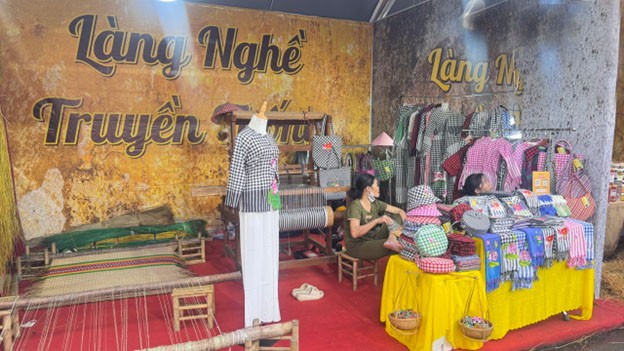 Trải nghiệm trang trí nón lá, xay lúa tại Thảo Cầm Viên Trải nghiệm trang trí nón lá, xay lúa tại Thảo Cầm Viên