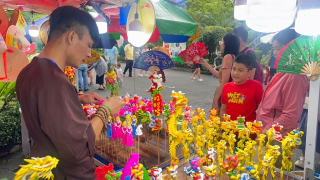 Trải nghiệm trang trí nón lá, xay lúa tại Thảo Cầm Viên Trải nghiệm trang trí nón lá, xay lúa tại Thảo Cầm Viên