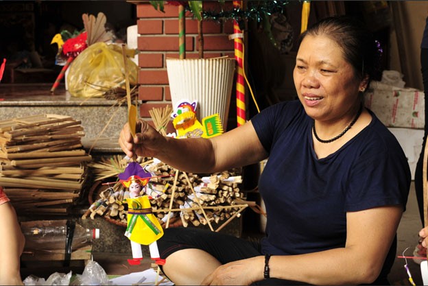 Người “giữ lửa” đồ chơiTrung Thu truyền thống ở làng Hậu Ái