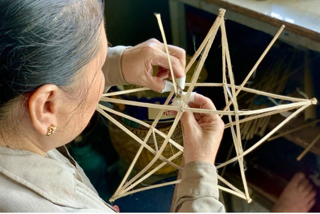 Người “giữ lửa” đồ chơiTrung Thu truyền thống ở làng Hậu Ái