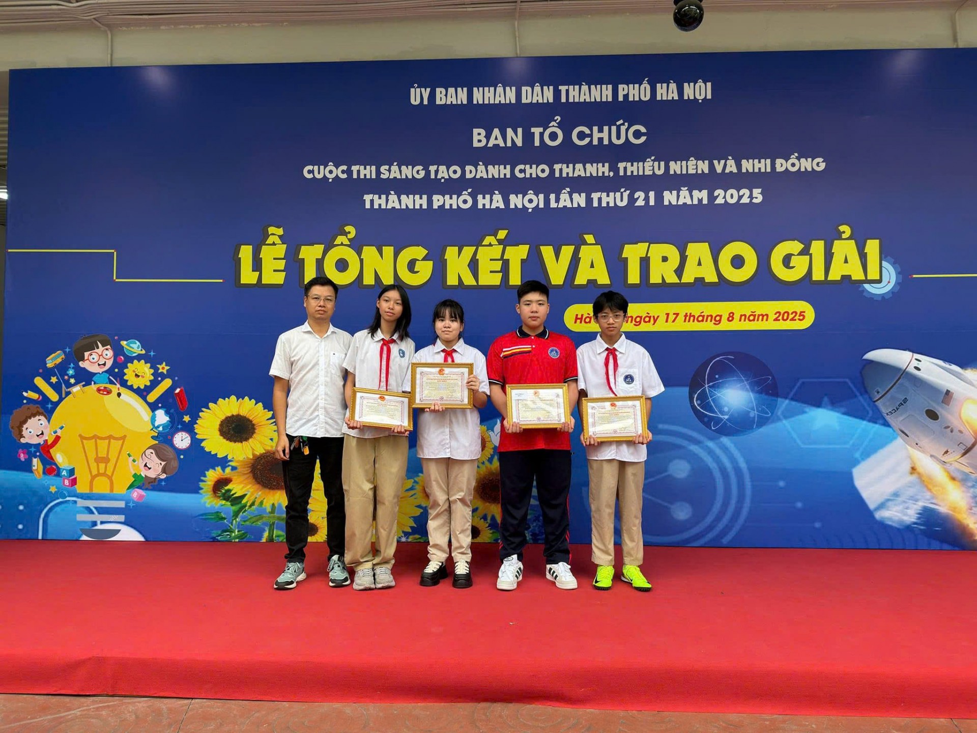 Nhóm học sinh trường THCS Nguyễn Trường Tộ đã vinh dự đạt Giải Nhất Cuộc thi Sáng tạo dành cho Thanh, Thiếu niên và Nhi đồng thành phố Hà Nội lần thứ 21 năm 2025 với đề tài: “Mô hình các giải pháp giảm thiểu tác hại của bụi ô nhiễm trong thành phố” Nhóm học sinh trường THCS Nguyễn Trường Tộ đã vinh dự đạt Giải Nhất Cuộc thi Sáng tạo dành cho Thanh, Thiếu niên và Nhi đồng thành phố Hà Nội lần thứ 21 năm 2025 với đề tài: “Mô hình các giải pháp giảm thiểu tác hại của bụi ô nhiễm trong thành phố”