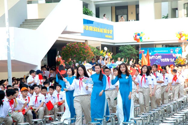 Cô và trò trường Nguyễn Trường Tộ rạng rỡ trong ngày khai giảng năm học mới 2025-2026 Cô và trò trường Nguyễn Trường Tộ rạng rỡ trong ngày khai giảng năm học mới 2025-2026