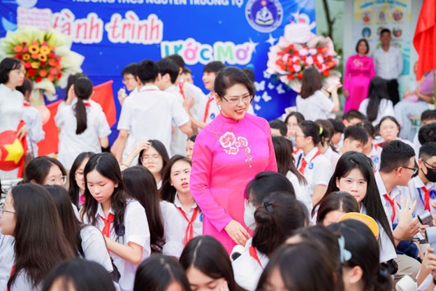 Nhà giáo ưu Tú Hoàng Thanh Thuỷ, Hiệu Trưởng Trường THCS Nguyễn Trường Tộ luôn mong các em nỗ lực cố gắng, trở thành những con ngoan, trò giỏi, trở thành chủ nhân tương lai của đất nước. Nhà giáo ưu Tú Hoàng Thanh Thuỷ, Hiệu Trưởng Trường THCS Nguyễn Trường Tộ luôn mong các em nỗ lực cố gắng, trở thành những con ngoan, trò giỏi, trở thành chủ nhân tương lai của đất nước.