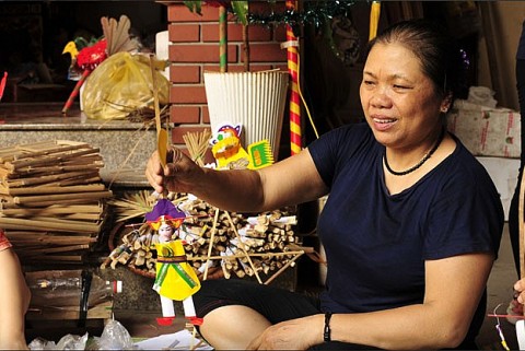 Người “giữ lửa” đồ chơi Trung Thu truyền thống ở làng Hậu Ái