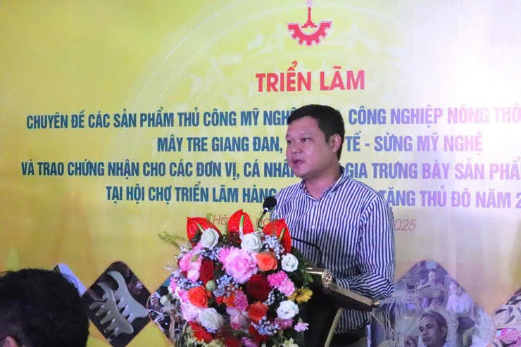 Ông Hoàng Quân, Phó Giám đốc Trung tâm Khuyến công và Tư vấn phát triển công nghiệp Hà Nội (Sở Công Thương Hà Nội) phát biểu khai mạc Triển lãm. Ông Hoàng Quân, Phó Giám đốc Trung tâm Khuyến công và Tư vấn phát triển công nghiệp Hà Nội (Sở Công Thương Hà Nội) phát biểu khai mạc Triển lãm.