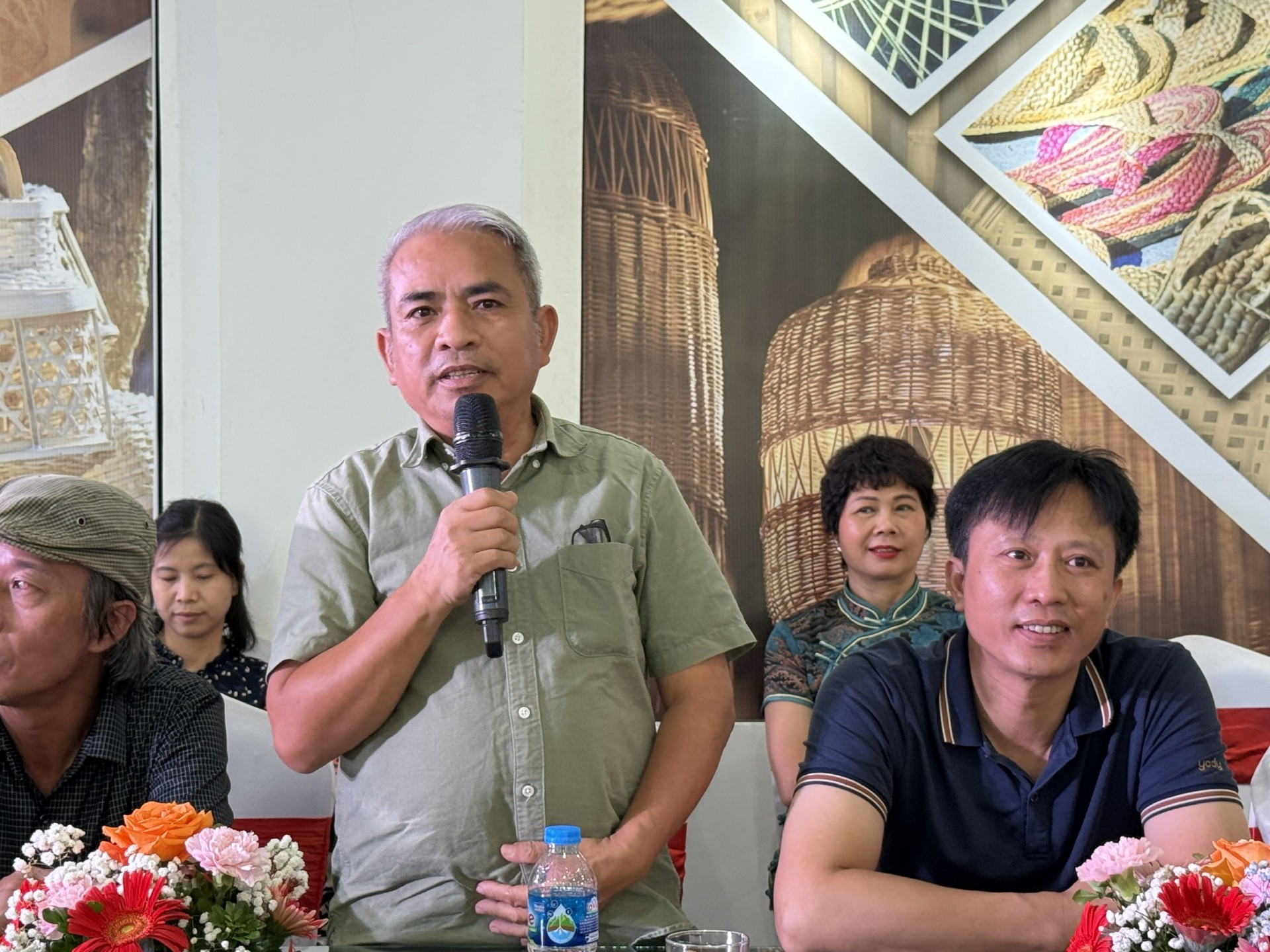 Nghệ nhân Nhân dân Nguyễn Văn Tĩnh - làng nghề Mây tre Phú Vinh khẳng định đây là hoạt động thiết thực, tạo không gian giao lưu, học hỏi giữa các làng nghề, nghệ nhân, góp phần nâng cao vị thế sản phẩm thủ công mỹ nghệ Thủ đô. Nghệ nhân Nhân dân Nguyễn Văn Tĩnh - làng nghề Mây tre Phú Vinh khẳng định đây là hoạt động thiết thực, tạo không gian giao lưu, học hỏi giữa các làng nghề, nghệ nhân, góp phần nâng cao vị thế sản phẩm thủ công mỹ nghệ Thủ đô.