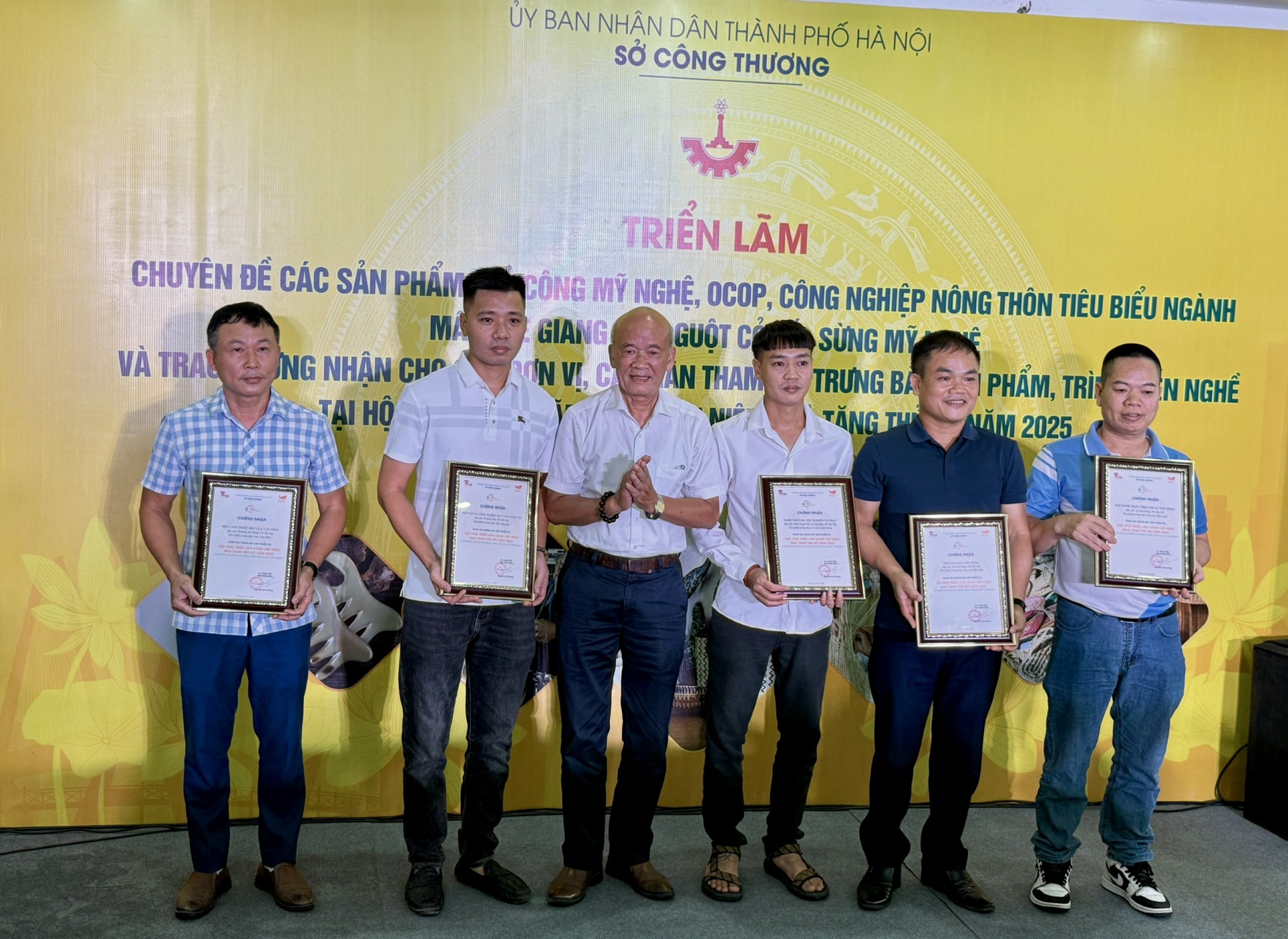 Ông Trịnh Quốc Đạt, Chủ tịch Hiệp hội Làng nghề Việt Nam thay mặt Sở Công Thương Sở Công Thương Hà Nội trao giấy chứng nhận cho các nghệ nhân có sản phẩm tham gia trưng bày tại Triển lãm hàng lưu niệm quà tặng Thủ đô năm 2025. Ông Trịnh Quốc Đạt, Chủ tịch Hiệp hội Làng nghề Việt Nam thay mặt Sở Công Thương Sở Công Thương Hà Nội trao giấy chứng nhận cho các nghệ nhân có sản phẩm tham gia trưng bày tại Triển lãm hàng lưu niệm quà tặng Thủ đô năm 2025.