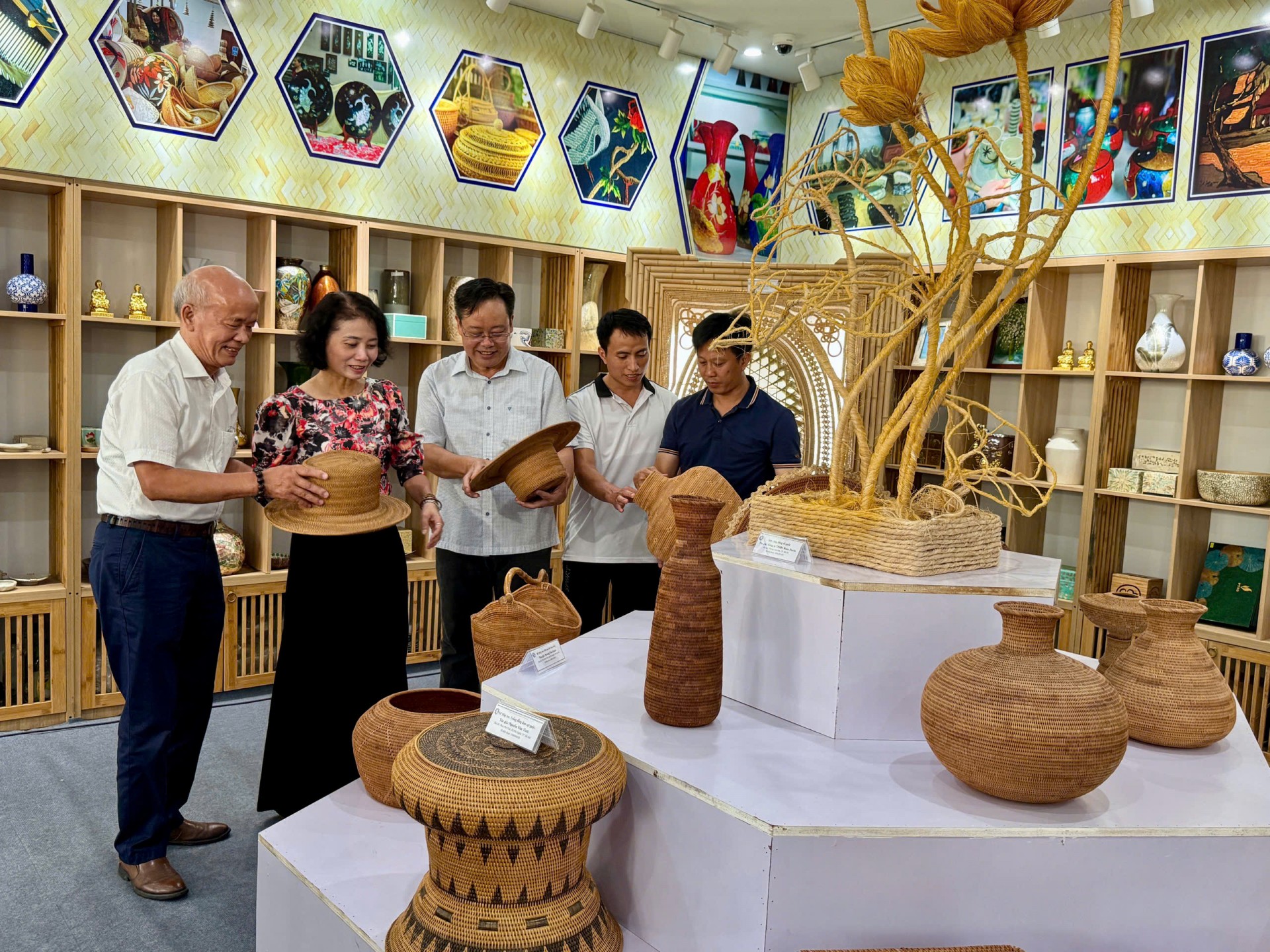 Triển lãm sản phẩm thủ công mỹ nghệ OCOP công nghiệp nông thôn tiêu biểu Thủ đô