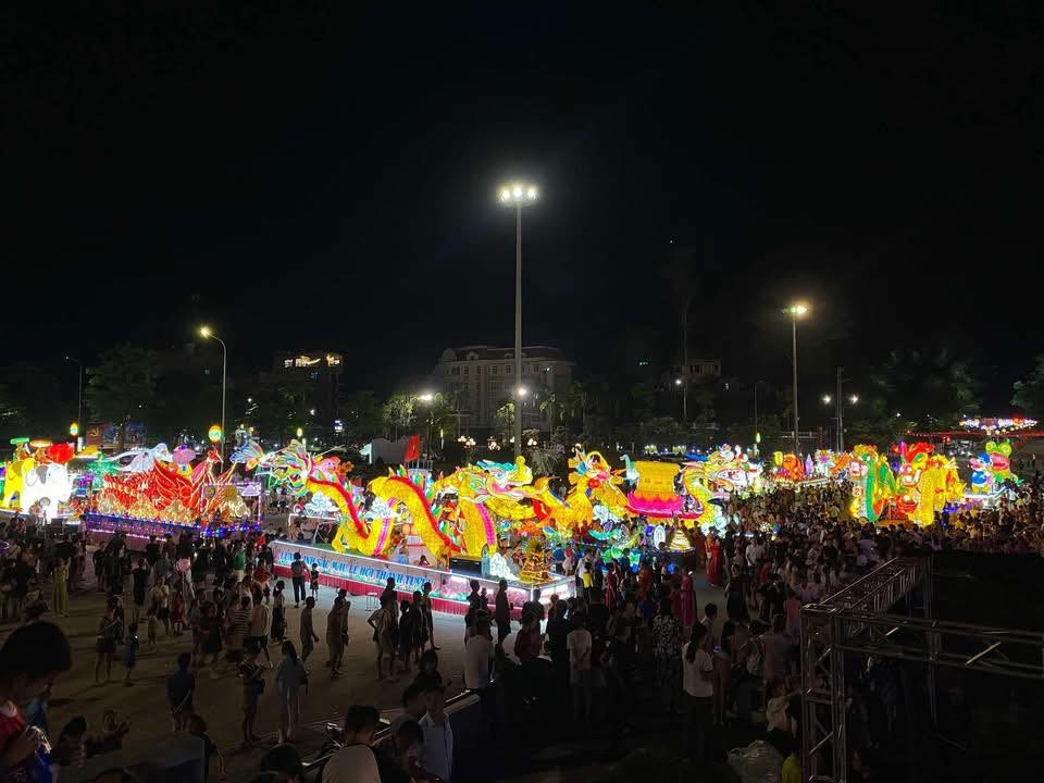 Lễ hội Trung thu ở Tuyên Quang còn có nhiều mô hình đèn trang trí khác, thu hút hàng chục nghìn người đổ về tham dự mỗi tối. Chương trình năm nay chính thức sẽ được tổ chức vào đêm 13/8 âm lịch. Lễ hội Trung thu ở Tuyên Quang còn có nhiều mô hình đèn trang trí khác, thu hút hàng chục nghìn người đổ về tham dự mỗi tối. Chương trình năm nay chính thức sẽ được tổ chức vào đêm 13/8 âm lịch.