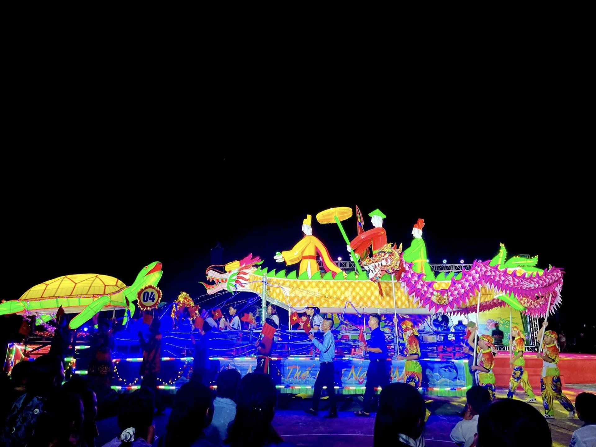 Lung linh đêm hội đèn Trung thu khổng lồ ở Tuyên Quang Lung linh đêm hội đèn Trung thu khổng lồ ở Tuyên Quang