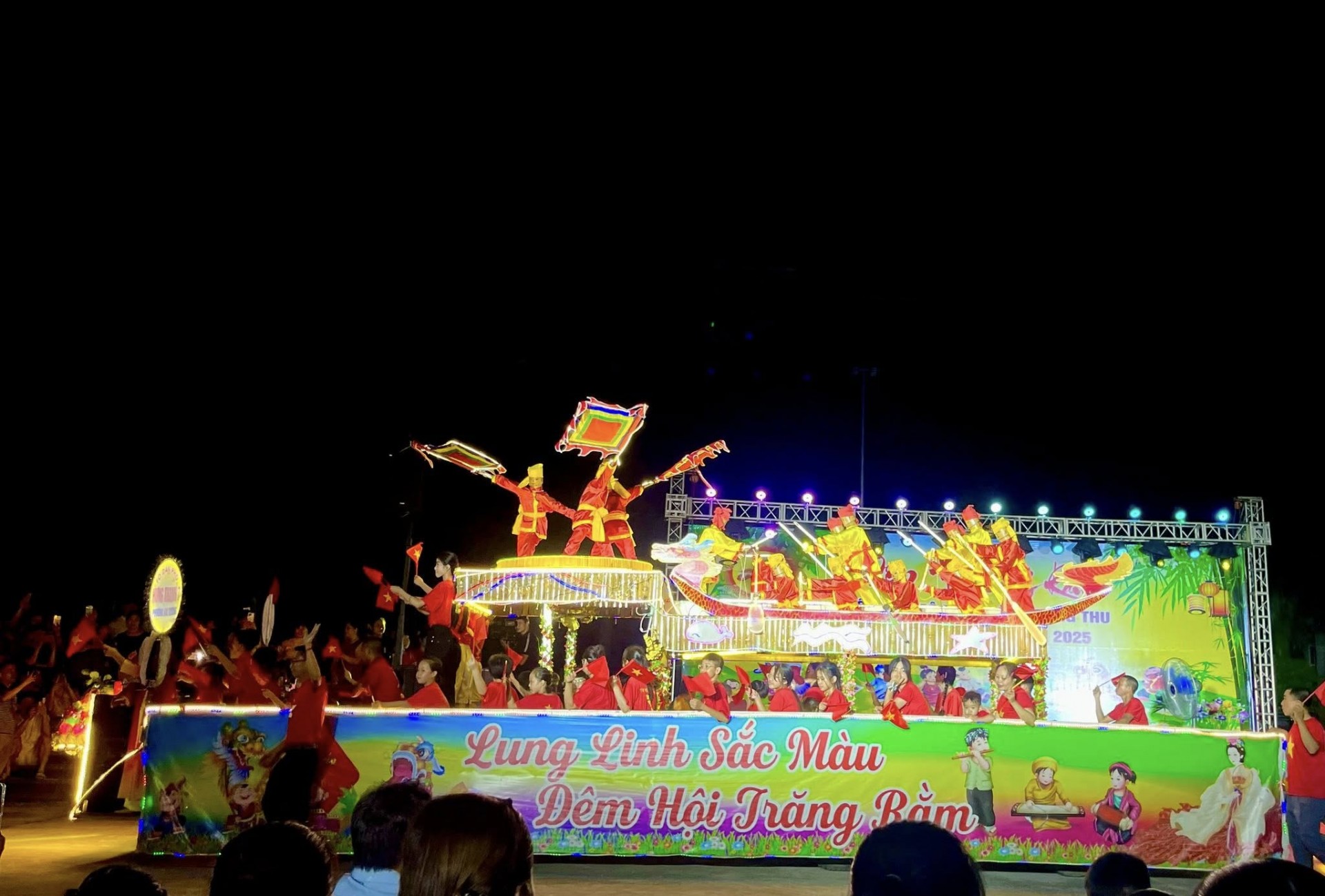 Lung linh đêm hội đèn Trung thu khổng lồ ở Tuyên Quang Lung linh đêm hội đèn Trung thu khổng lồ ở Tuyên Quang