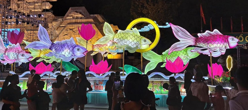 Lung linh đêm hội đèn Trung thu khổng lồ ở Tuyên Quang Lung linh đêm hội đèn Trung thu khổng lồ ở Tuyên Quang