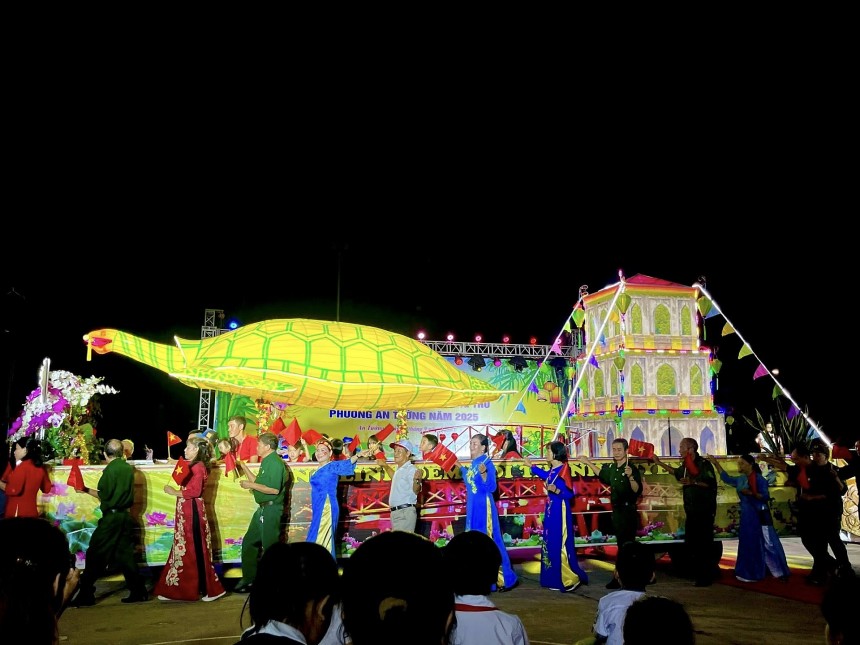 Lung linh đêm hội đèn Trung thu khổng lồ ở Tuyên Quang Lung linh đêm hội đèn Trung thu khổng lồ ở Tuyên Quang