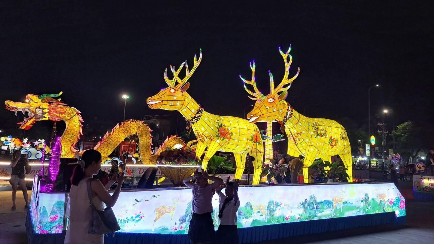 Lung linh đêm hội đèn Trung thu khổng lồ ở Tuyên Quang Lung linh đêm hội đèn Trung thu khổng lồ ở Tuyên Quang