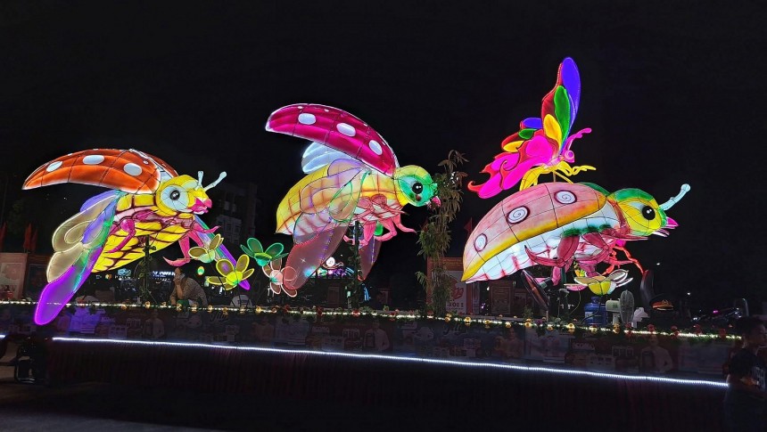 Lung linh đêm hội đèn Trung thu khổng lồ ở Tuyên Quang Lung linh đêm hội đèn Trung thu khổng lồ ở Tuyên Quang