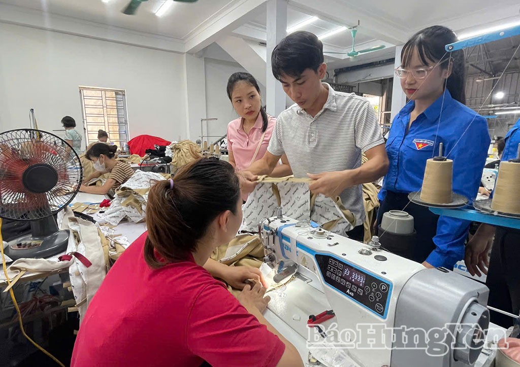 Anh Vũ Thanh Sang, Giám đốc Công ty TNHH Sản xuất và Phát triển Đức Long, phường Trần Lãm kiểm tra chất lượng các sản phẩm. Anh Vũ Thanh Sang, Giám đốc Công ty TNHH Sản xuất và Phát triển Đức Long, phường Trần Lãm kiểm tra chất lượng các sản phẩm.