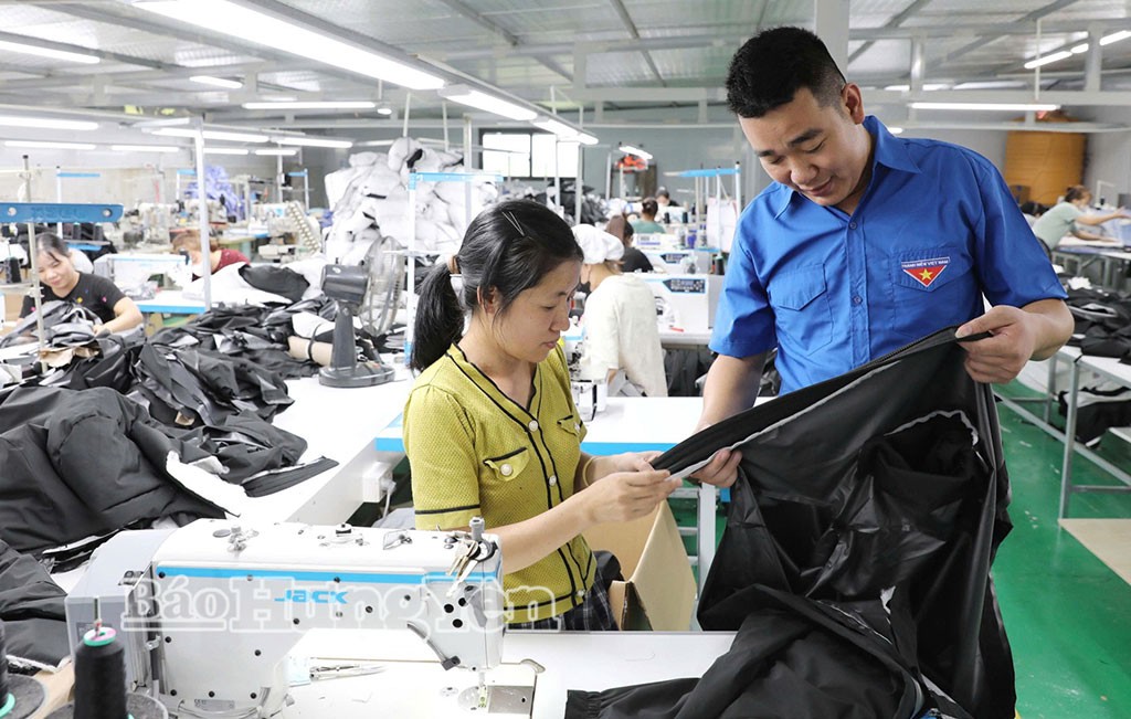 Thanh niên Hưng Yên làm giàu từ nghề may ngay trên quê hương