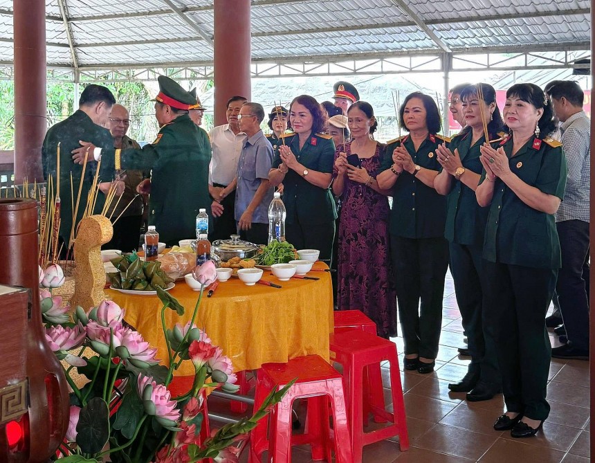 Trong không khí trang nghiêm, các cựu chiến binh thắp nhang tưởng nhớ các bậc hào kiệt kiên trung tại Đền Gia Định