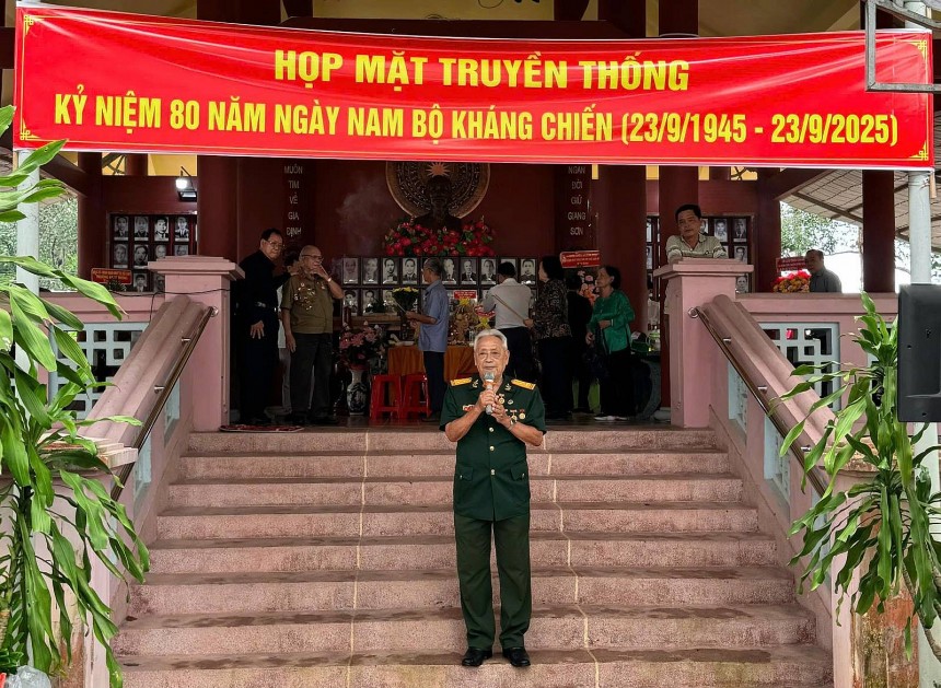 Trung tá Phạm Minh Hiền phát biểu ôn lại những ký ức một thời chiến đấu gian khổ, hào hùng
