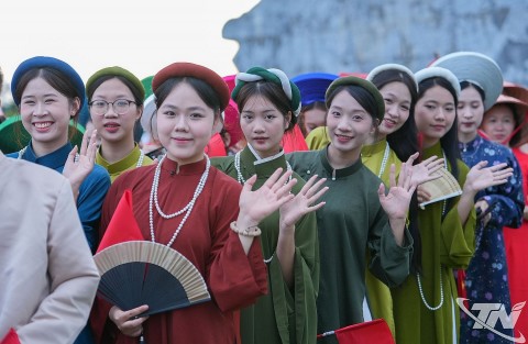 1.000 tà áo dài kết thành biểu tượng hoa Trà Thái Nguyên