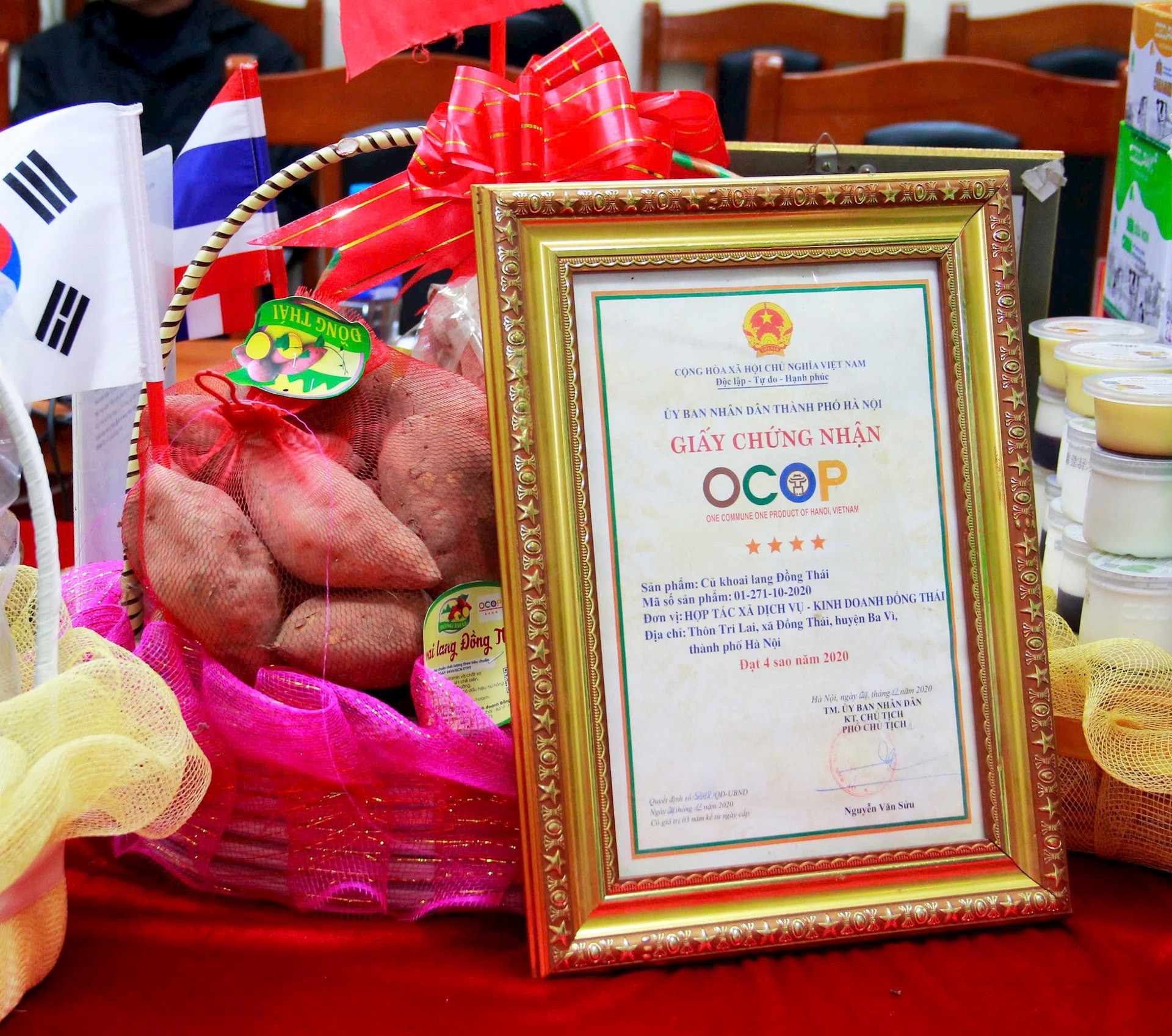  1 / 4  Các sản phẩm OCOP dự thi đánh giá, phân hạng tại hội nghị. Ảnh: Minh Phú