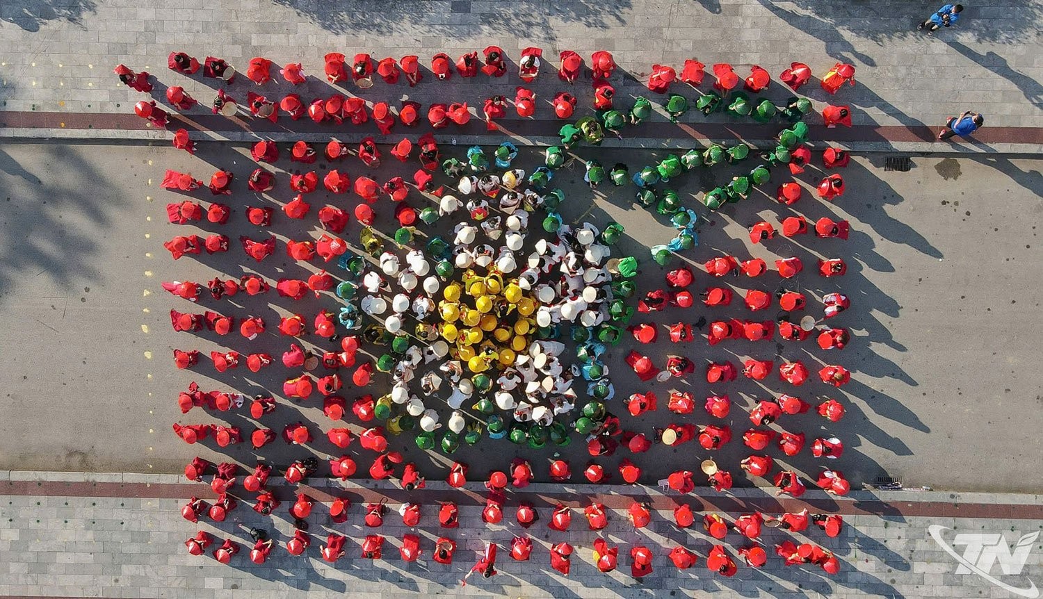 1.000 tà áo dài kết thành biểu tượng hoa Trà Thái Nguyên