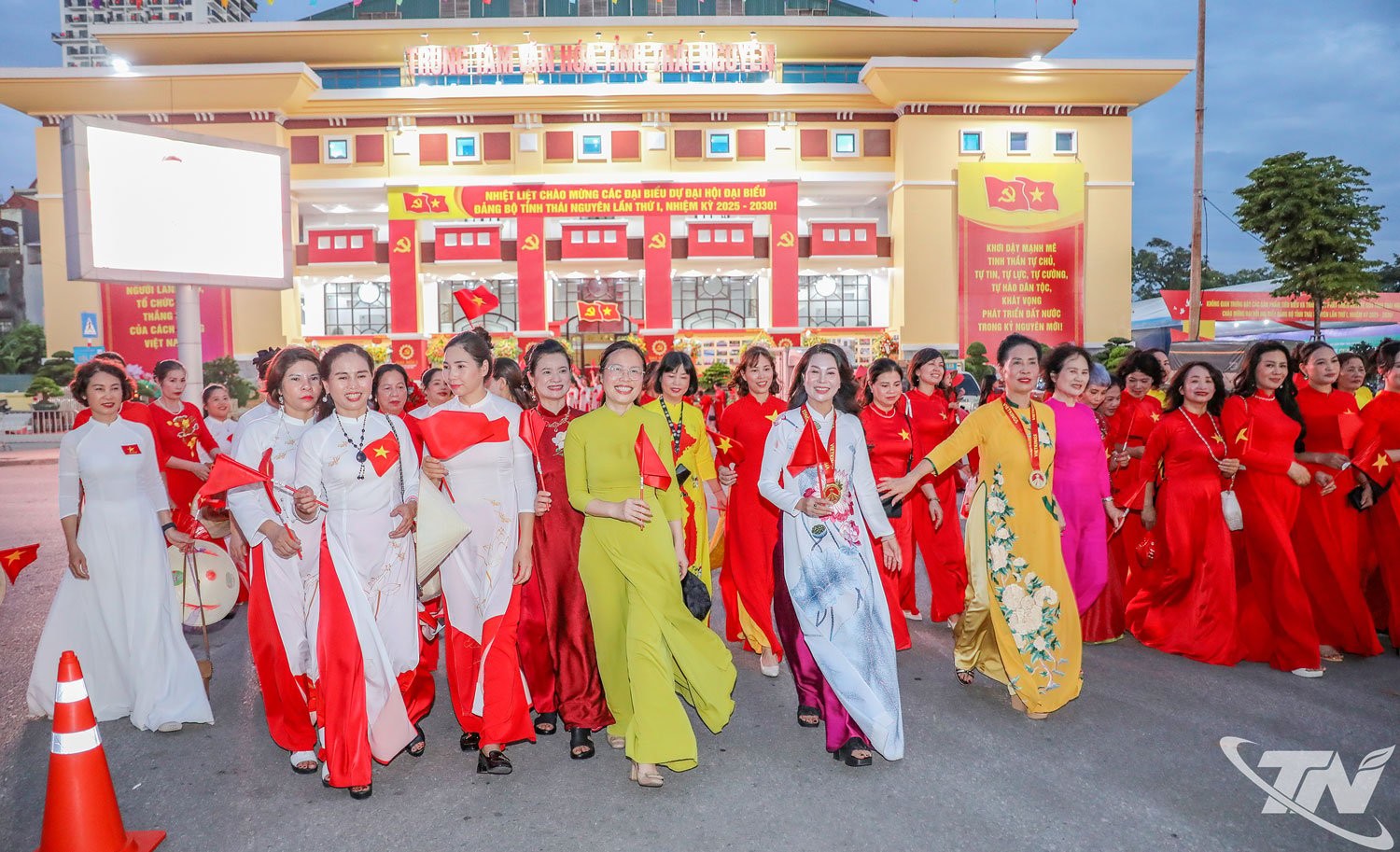 1.000 tà áo dài kết thành biểu tượng hoa Trà Thái Nguyên