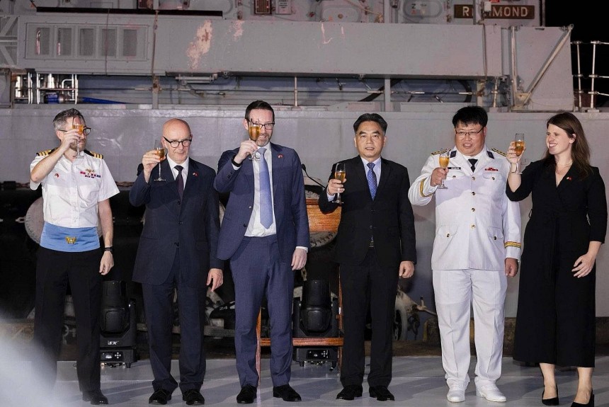 Các đại biểu, khách mời nâng ly chúc mừng kỷ niệm 15 năm quan hệ Đối tác Chiến lược Việt Nam - Vương quốc Anh. Nguồn: Đại sứ quán Anh tại Việt Nam