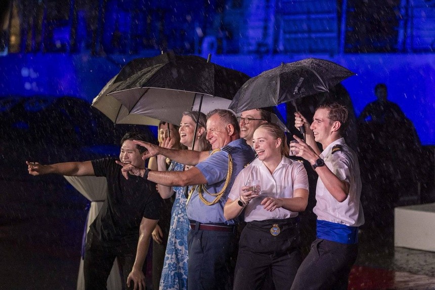 Dù trời đổ mưa to, Lực lượng Hải quân Hoàng gia Anh vẫn hòa mình vào các tiết mục âm nhạc do nghệ sĩ Việt Nam trình diễn, tạo nên những kỷ niệm đáng nhớ tại TP. HCM. Nguồn: Đại sứ quán Anh tại Việt Nam