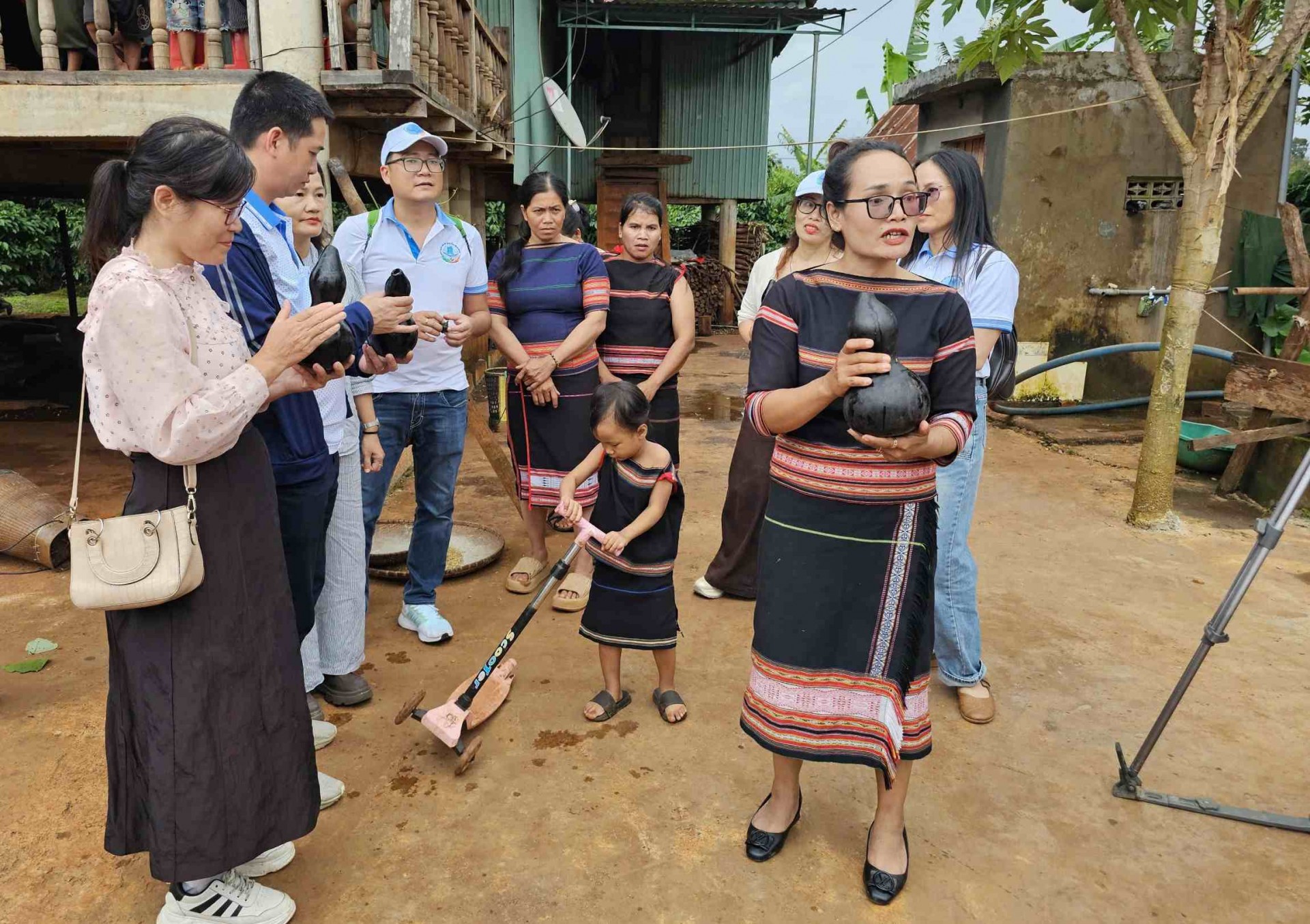 Gia Lai: Câu chuyện về người phụ nữ giữ hồn thổ cẩm, thắp lửa du lịch cộng đồng ở Ia Ly