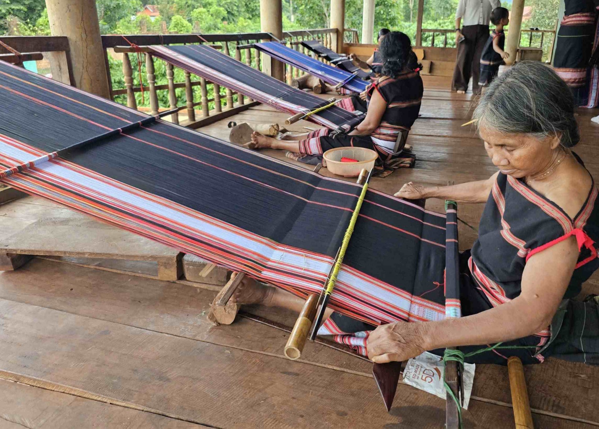 Gia Lai: Câu chuyện về người phụ nữ giữ hồn thổ cẩm, thắp lửa du lịch cộng đồng ở Ia Ly