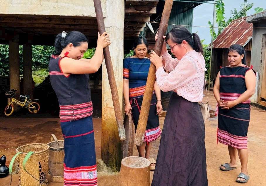 Gia Lai: Câu chuyện về người phụ nữ giữ hồn thổ cẩm, thắp lửa du lịch cộng đồng ở Ia Ly