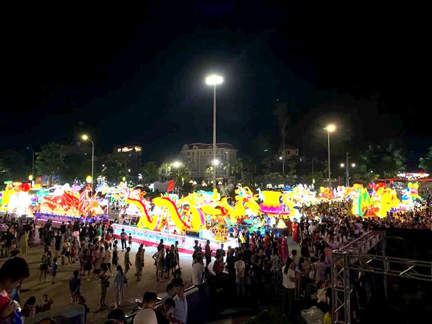 Đèn Trung thu khổng lồ rực sáng ở Tuyên Quang