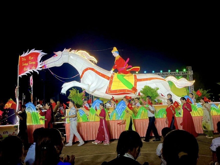 Đèn Trung thu khổng lồ rực sáng ở Tuyên Quang