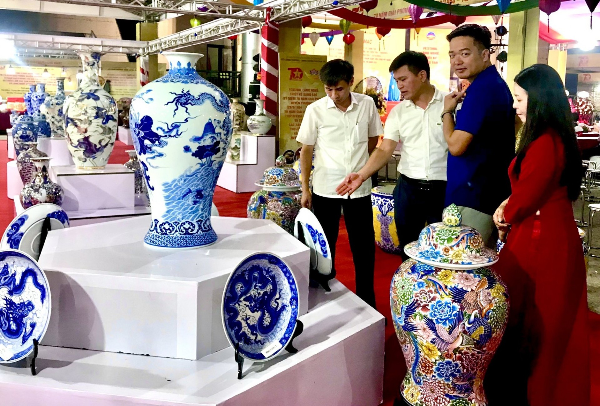 Triển lãm sẽ trưng bày đa dạng sản phẩm truyền thống, gốm sứ, mây tre đan và may truyền thống. Triển lãm sẽ trưng bày đa dạng sản phẩm truyền thống, gốm sứ, mây tre đan và may truyền thống.