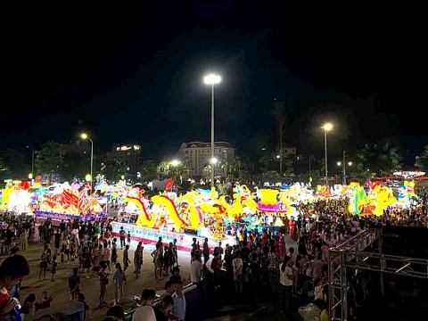 Đèn Trung thu khổng lồ rực sáng ở Tuyên Quang
