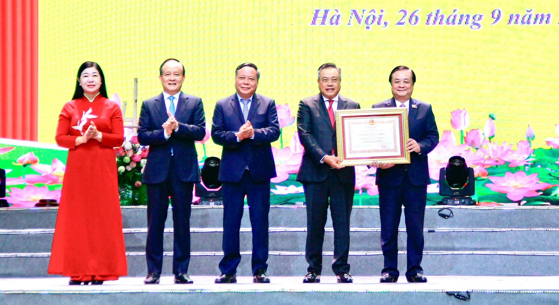 Hà Nội hoàn thành nhiệm vụ xây dựng nông thôn mới, đón Huân chương Lao động hạng Nhất