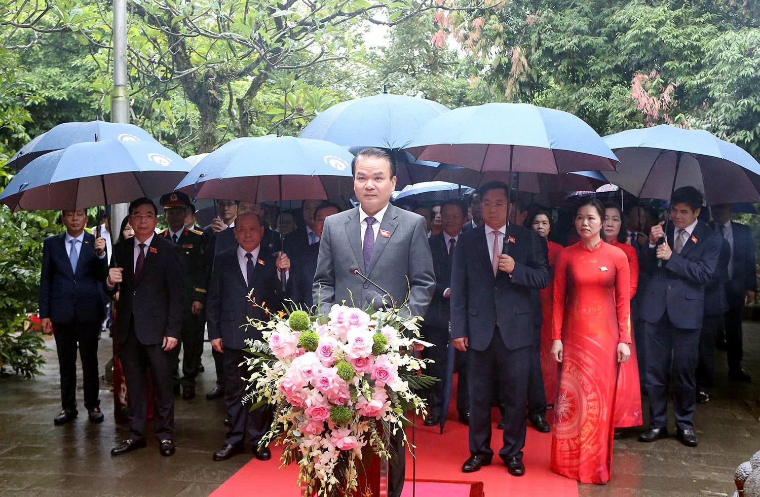 Đoàn đại biểu dự Đại hội Đại biểu Đảng bộ tỉnh Phú Thọ lần thứ I, nhiệm kỳ 2025 - 2030: Dâng hương tưởng niệm các Vua Hùng Đoàn đại biểu dự Đại hội Đại biểu Đảng bộ tỉnh Phú Thọ lần thứ I, nhiệm kỳ 2025 - 2030: Dâng hương tưởng niệm các Vua Hùng