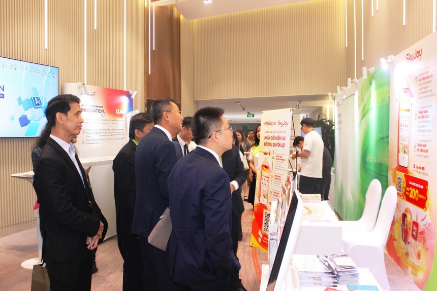 Mô hình cửa hàng tự động “Mena Tap & Go” trở thành điểm “check - in” thu hút đông đảo khách tham quan