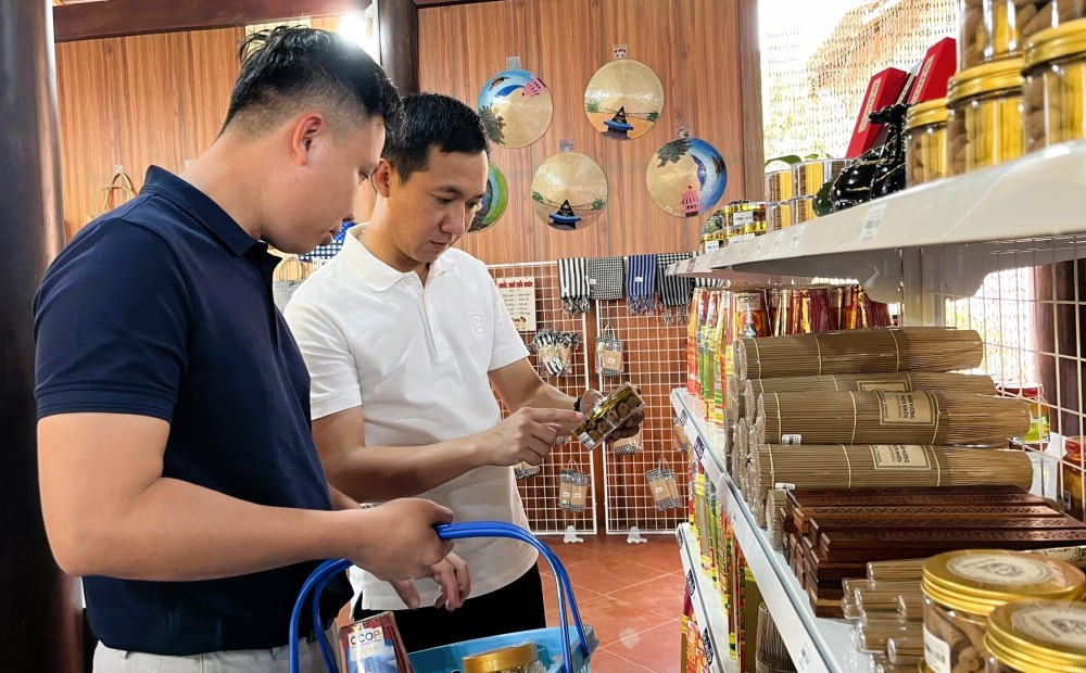 Du khách tham quan, mua sắm các sản phẩm truyền thống đạt chuẩn OCOP của tỉnh Tây Ninh. Du khách tham quan, mua sắm các sản phẩm truyền thống đạt chuẩn OCOP của tỉnh Tây Ninh.