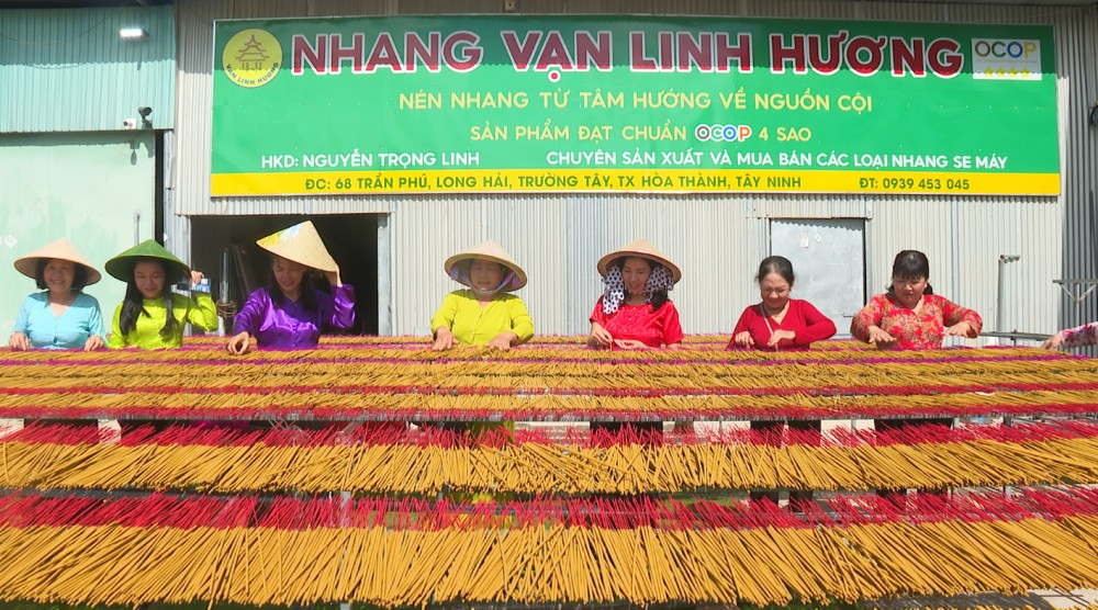 Cơ sở sản xuất nhang Vạn Linh Hương (phường Long Hoa) là một trong những điểm thu hút du khách đến trải nghiệm nghề truyền thống của Tây Ninh. Cơ sở sản xuất nhang Vạn Linh Hương (phường Long Hoa) là một trong những điểm thu hút du khách đến trải nghiệm nghề truyền thống của Tây Ninh.