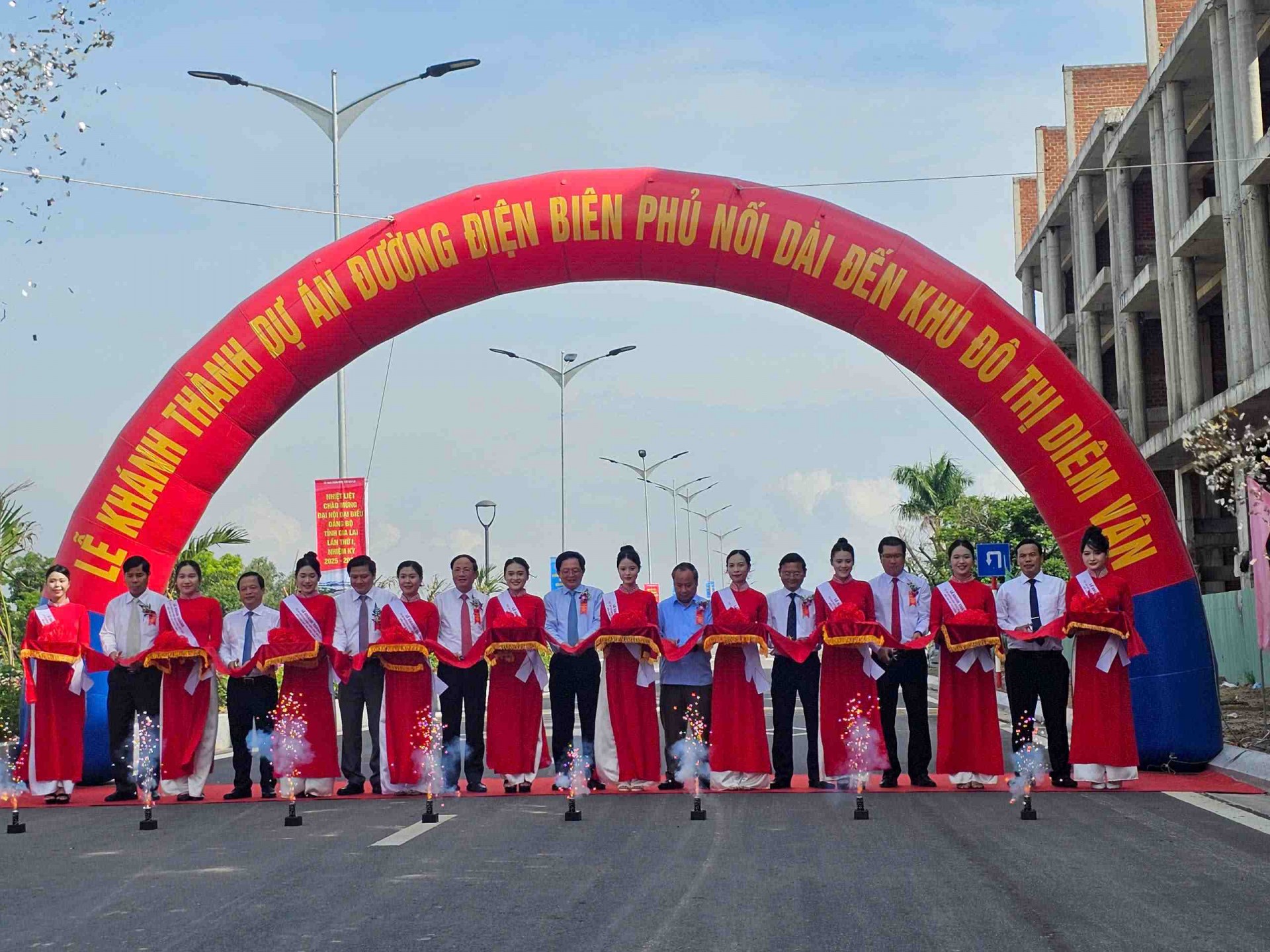 Gia Lai khánh thành hai công trình giao thông trọng điểm chào mừng Đại hội Đảng bộ tỉnh Gia Lai khánh thành hai công trình giao thông trọng điểm chào mừng Đại hội Đảng bộ tỉnh