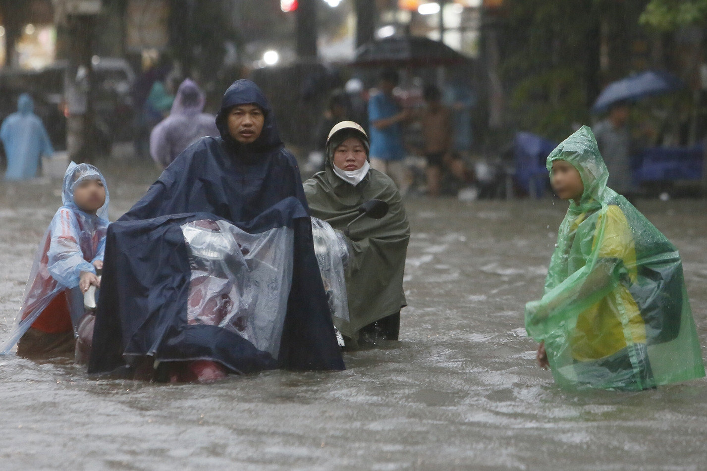 Cả nh&agrave; b&igrave; b&otilde;m dắt xe t&igrave;m đường về nh&agrave;, c&agrave;ng lội nước c&agrave;ng ngập s&acirc;u