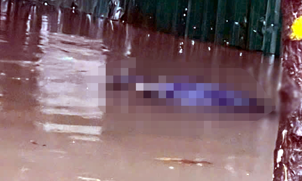 Ph&aacute;t hiện thi thể người đ&agrave;n &ocirc;ng trong l&agrave;n nước ngập ở H&agrave; Nội