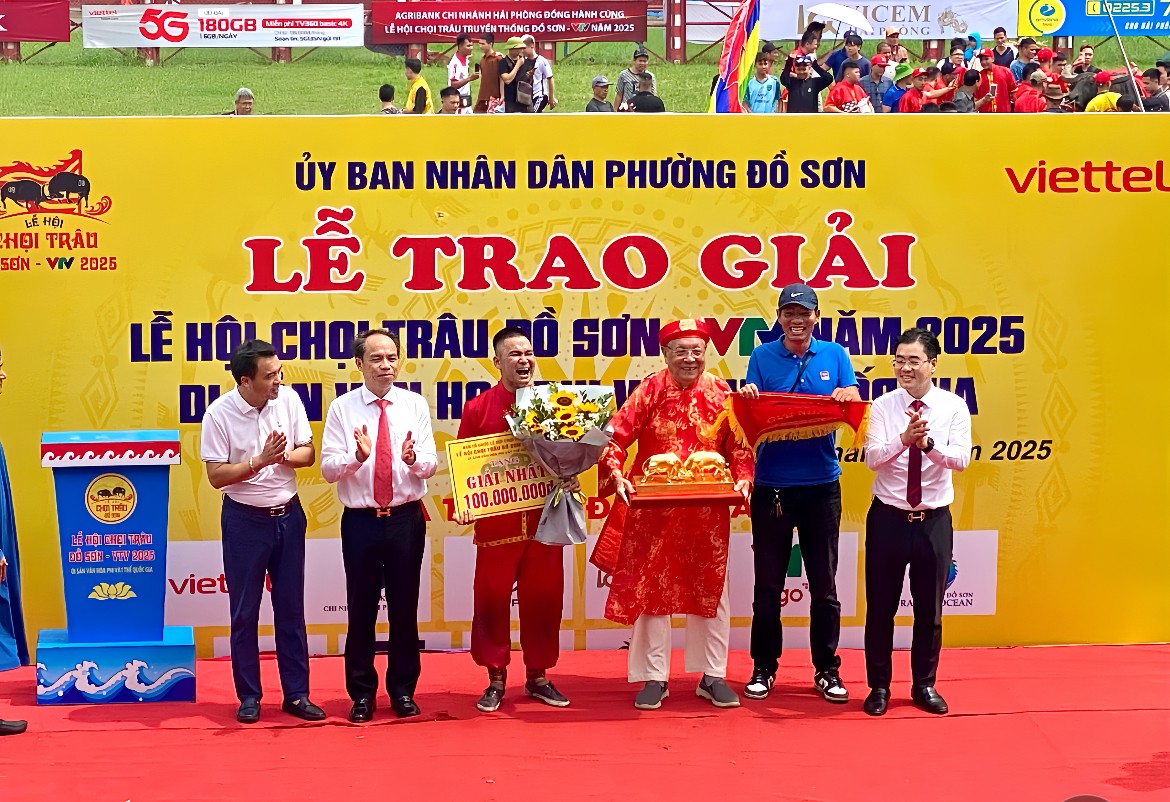 “Ông” trâu của Nghệ nhân dân gian Đinh Đình Phú giành ngôi vô địch tại Lễ hội chọi trâu Đồ Sơn năm 2025 “Ông” trâu của Nghệ nhân dân gian Đinh Đình Phú giành ngôi vô địch tại Lễ hội chọi trâu Đồ Sơn năm 2025